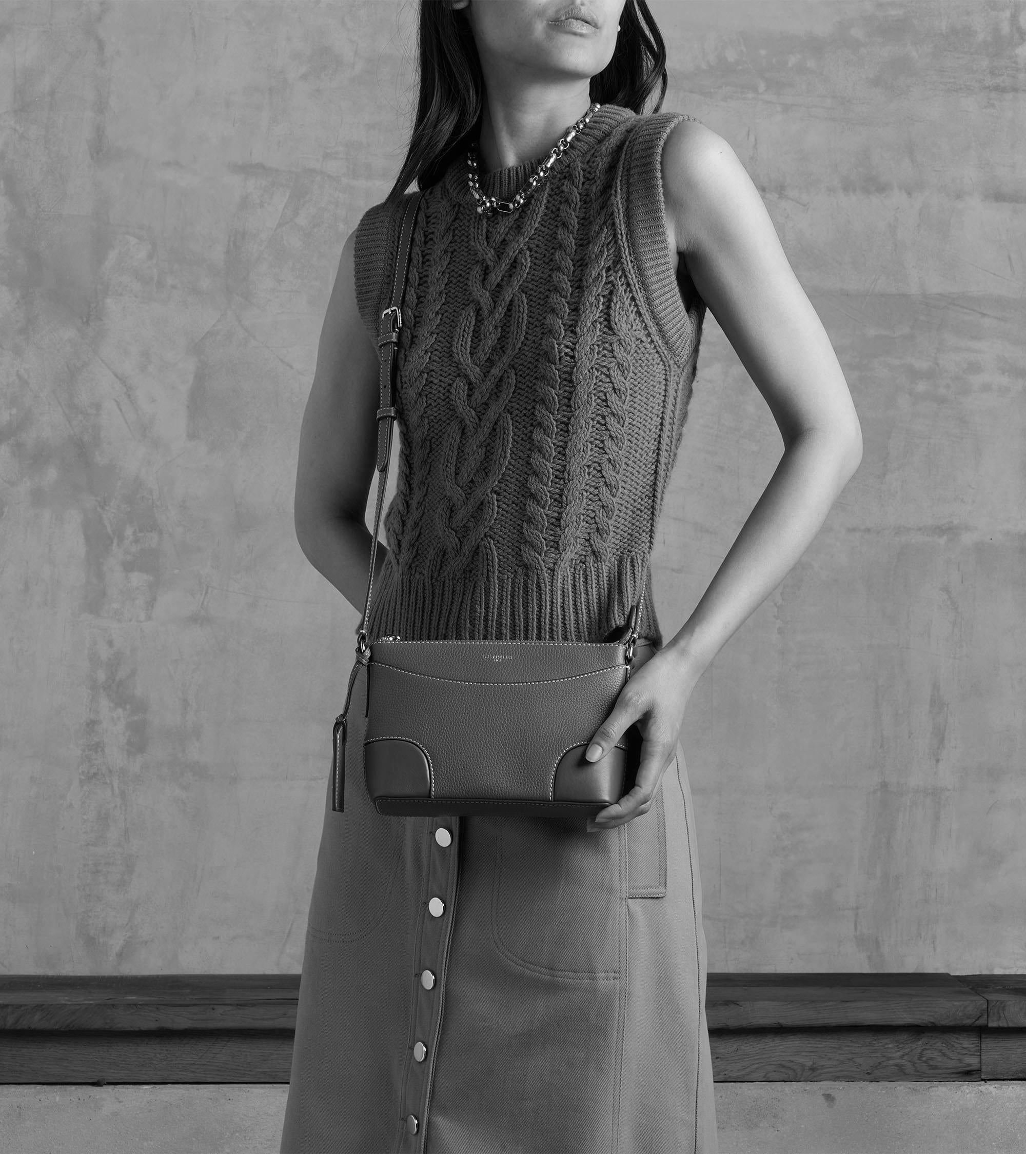 Bolso bandolera pequeño Romy de cuero granulado y liso