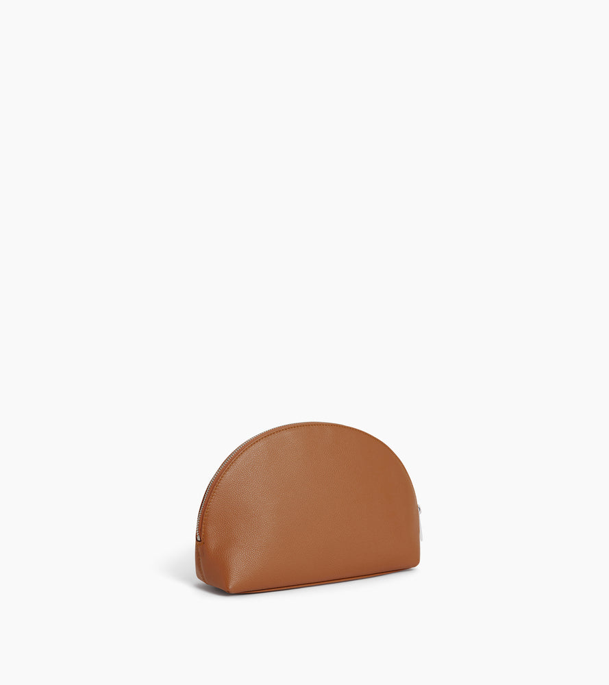 Neceser de cuero granulado con forma de media luna