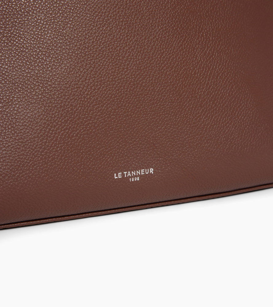 Neceser de cuero granulado con forma de media luna