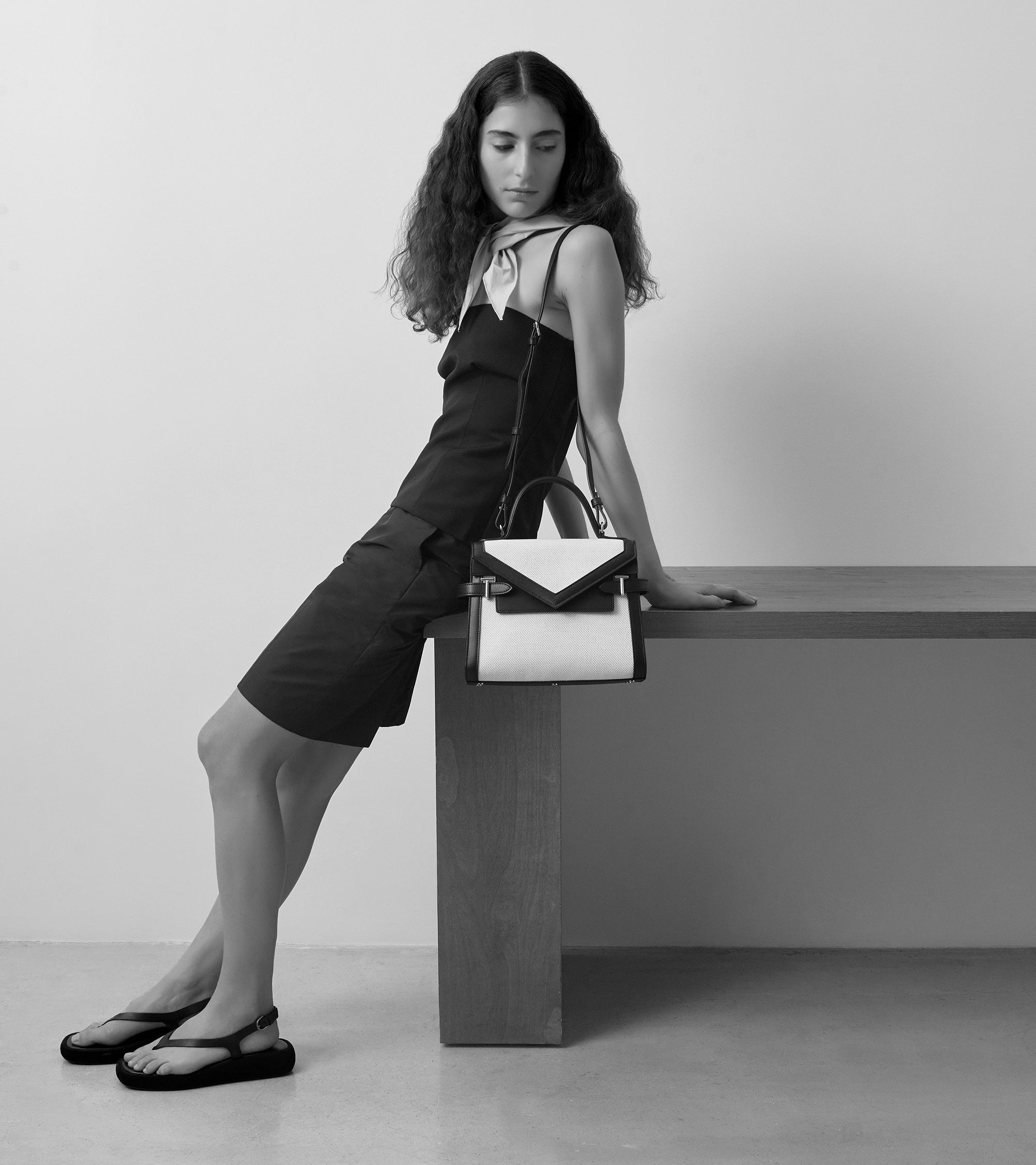 Bolso de mano mediano con doble solapa modelo Emilie en lona de algodón y cuero liso