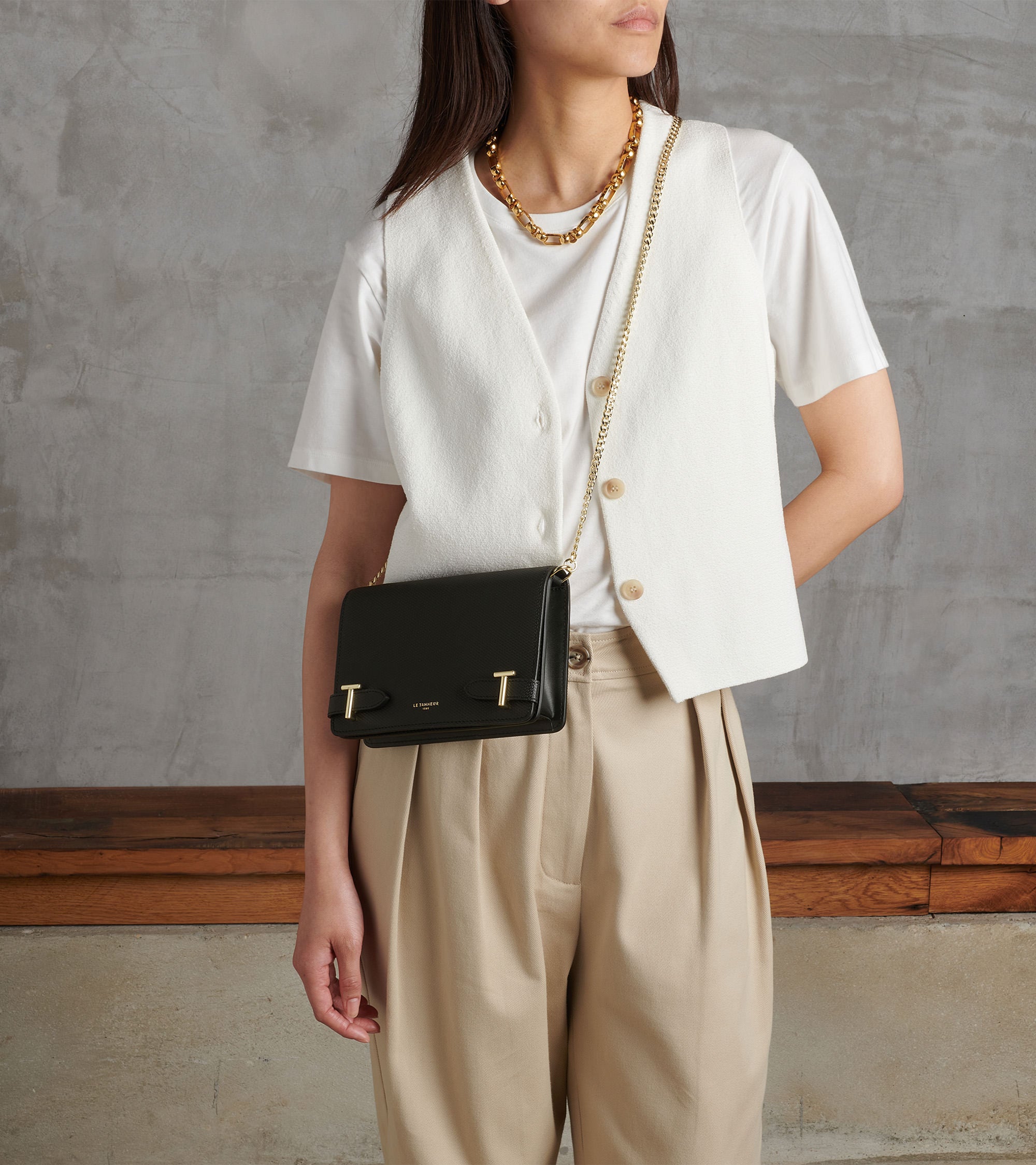 Bolso bandolera pequeño Emilie de piel signature T