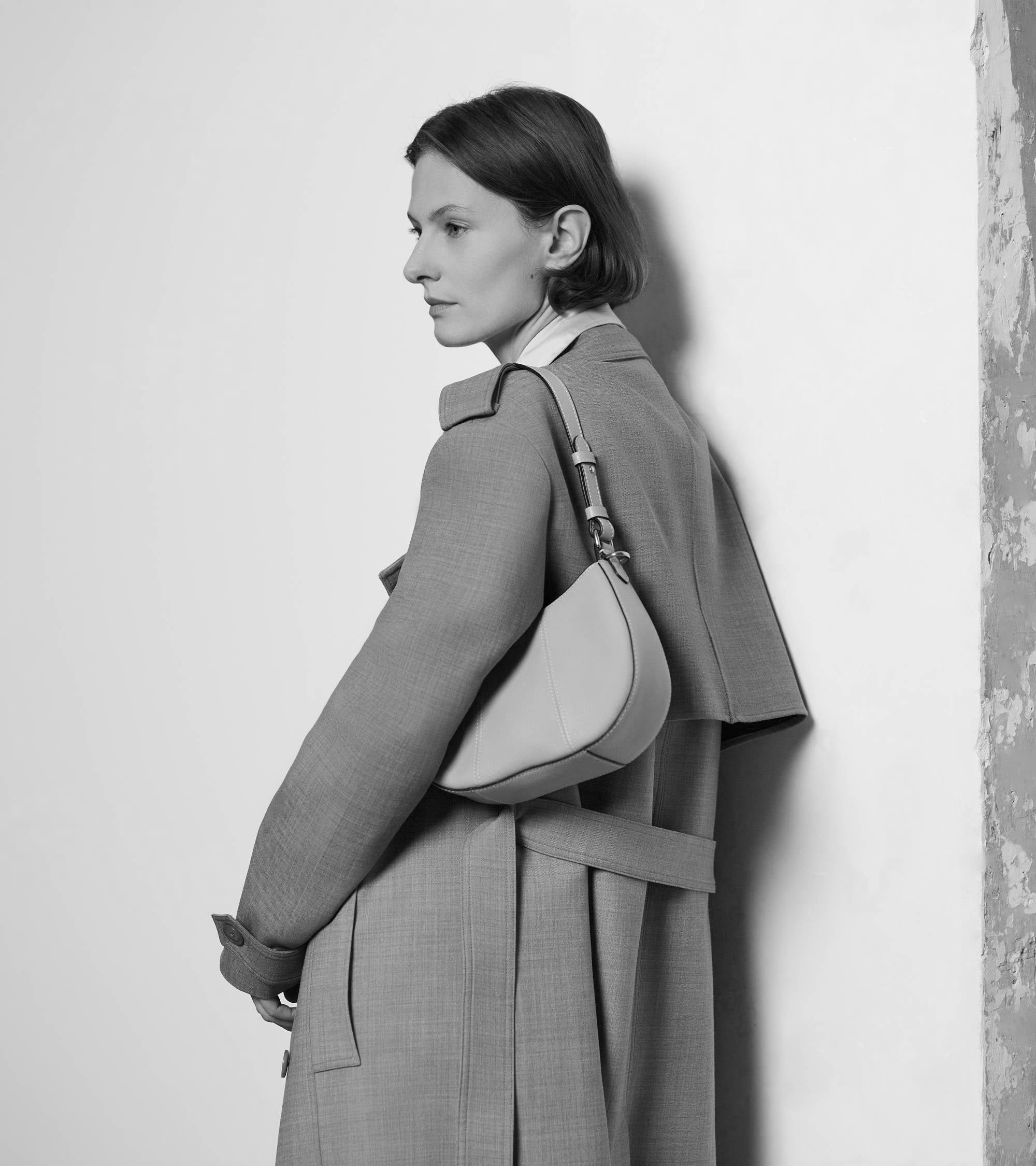 Kleine Halbmondtasche Juliette aus genarbtem Leder