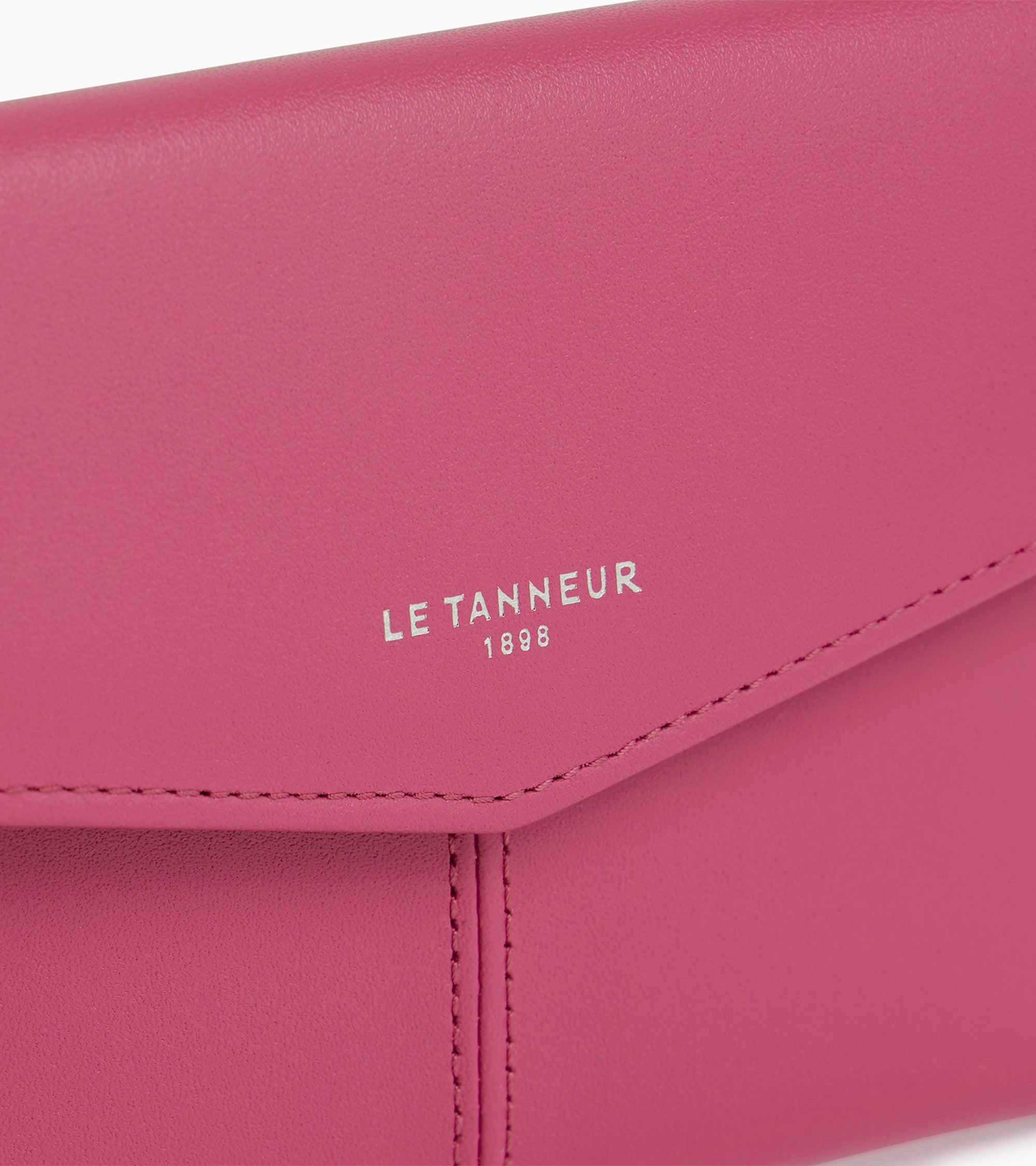 Bolso de mano tipo sobre mediano modelo Charlotte de cuero liso