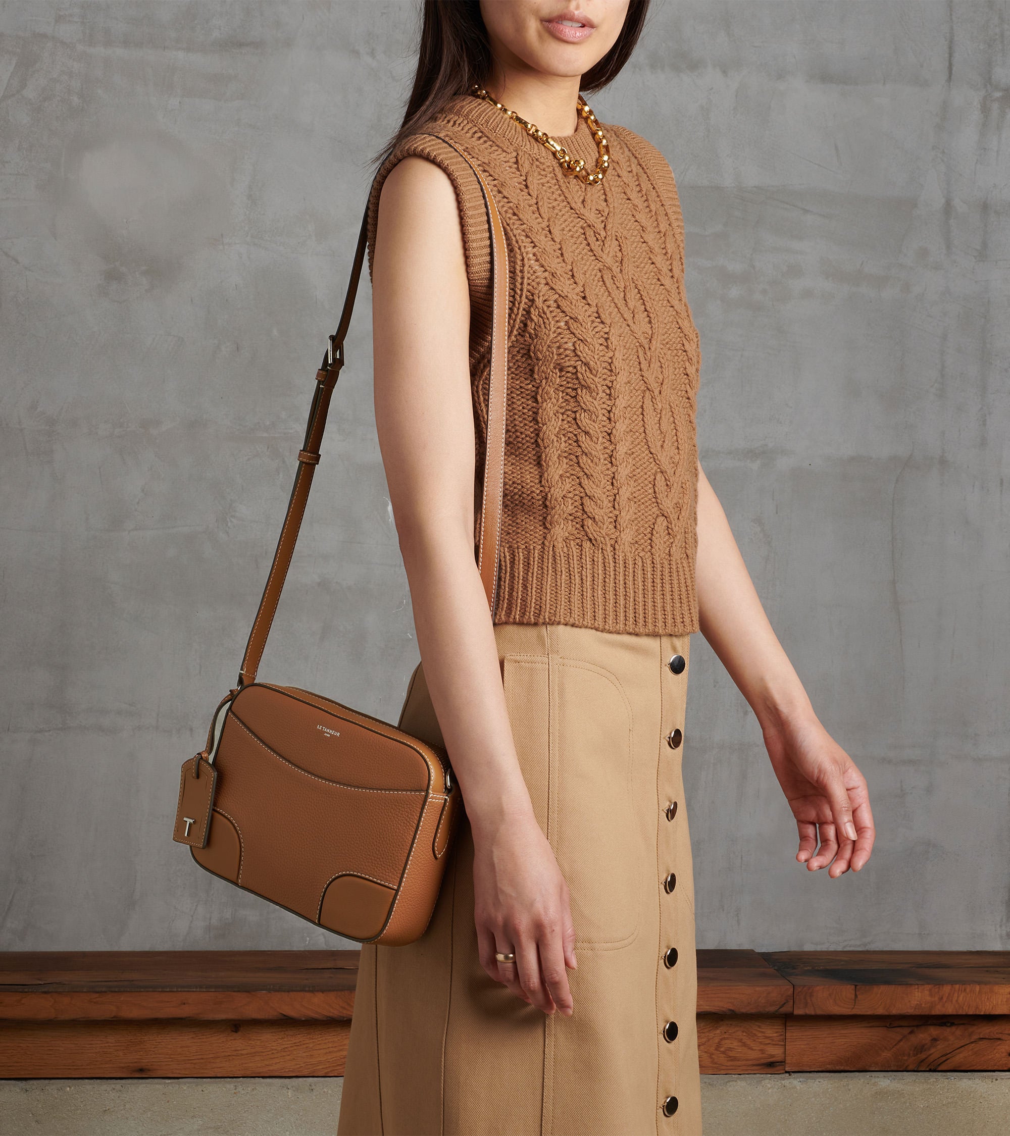 Bolso bandolera mediano Romy de cuero granulado y liso