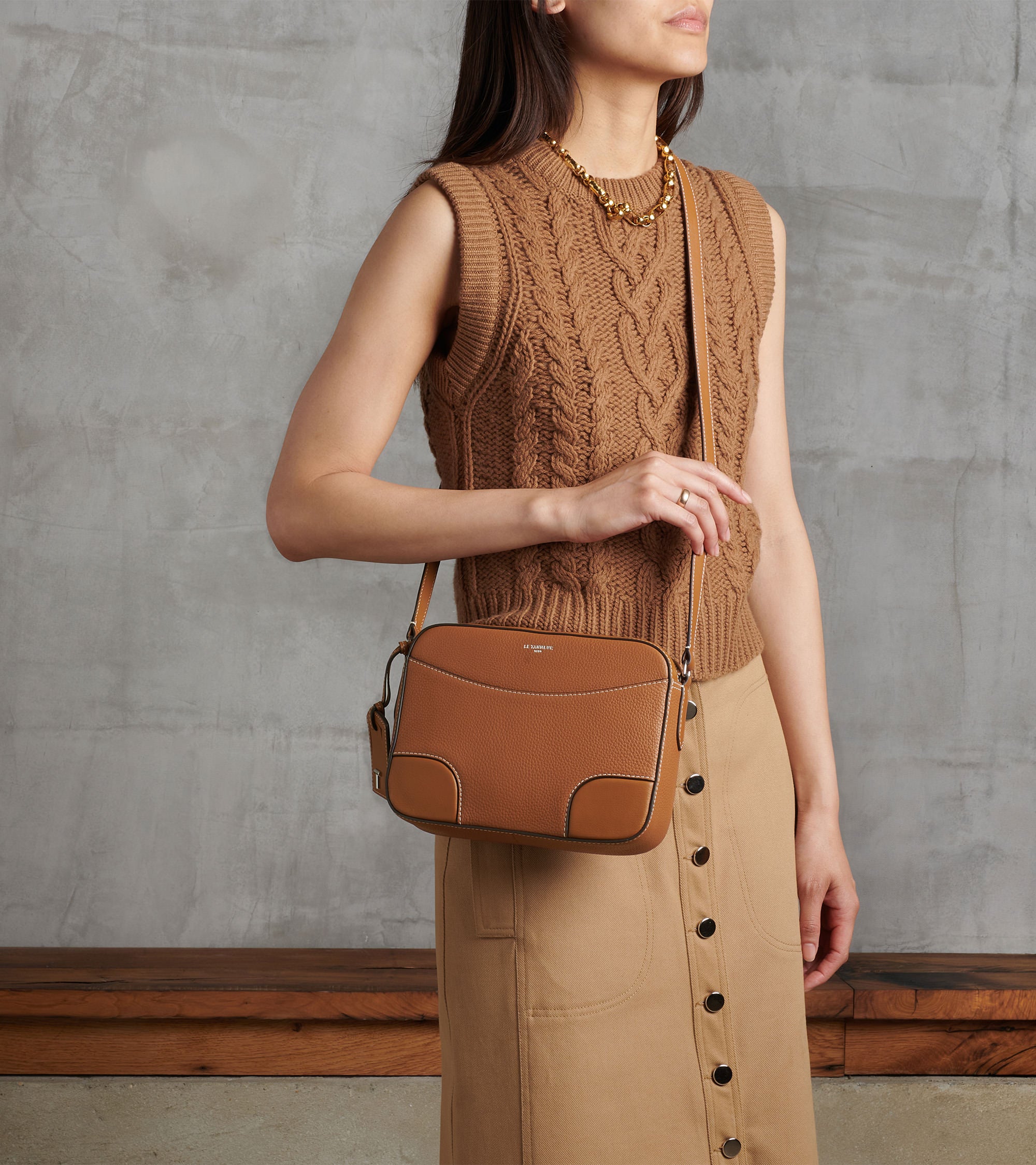 Bolso bandolera mediano Romy de cuero granulado y liso